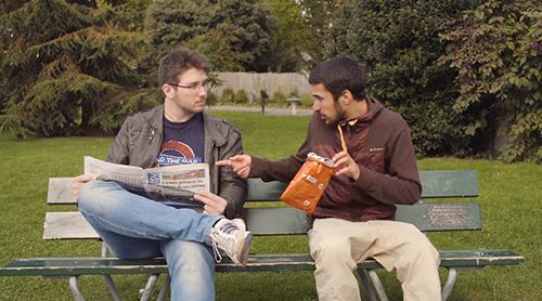Miniature video de deux hommes qui discutent sur un banc