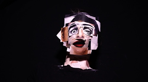 Miniature video d'une personne avec un masque en morceaux de papier