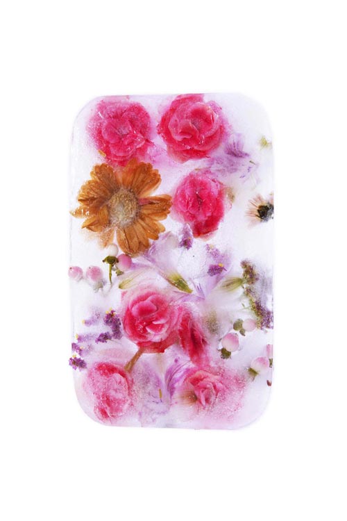 Photographie de fleurs dans un bloc de glace, élément de la composition