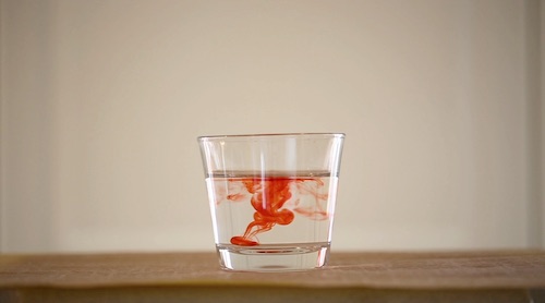 Miniature video d'un verre d'eau avec une goutte de sang qui coule