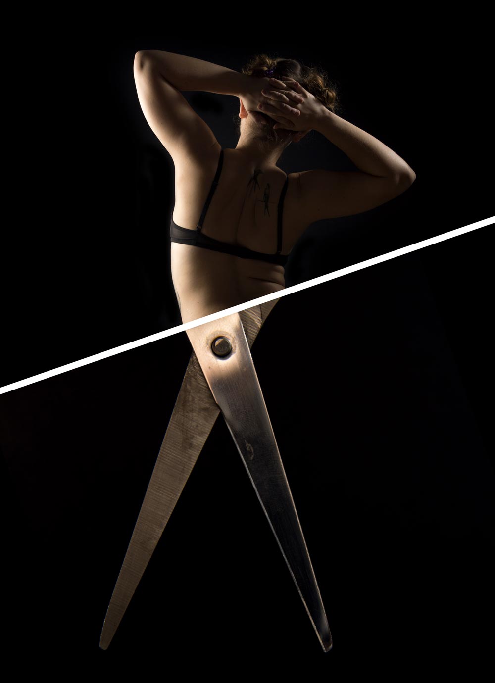 Dyptique d'une femme de dos et d'une paire de ciseaux