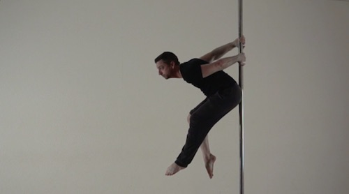 Miniature video d'un homme faisant une figure sur une barre de pole dance