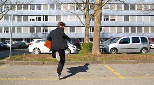 Miniature video d'un homme qui danse dans la rue